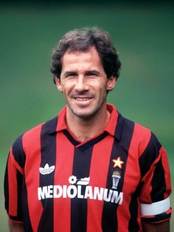 AC_MilanFR's tweet photo. Terrible nouvelle ce matin... Notre immense légende, mythique numéro 6 et Capitano, Franco Baresi, s'est éteint à l'âge de 66 ans. 🕊️ 

719 matchs et plus de 20 trophées sous le même maillot qu'il aura honoré toute sa carrière. On te remerciera jamais assez pour tout ce que t'as fait pour ce club, tu y as littéralement consacré ta vie. 

Nous souhaitons beaucoup de soutiens à ses proches dans ces moments difficiles. 

Merci pour tout Franco, tu n'étais pas simplement un excellent joueur, tu étais aussi et surtout une personne exceptionnelle. 

Repose en paix CAPITANO, 6 PER SEMPRE 🥺❤️🖤