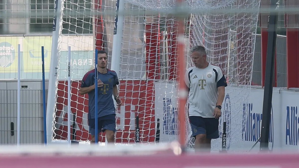 iMiaSanMia's tweet photo. Bryan Zaragoza is back on the pitch at Säbener Straße as he continues to recover from a knee inflammation. His future remains completely open. No concrete offers so far [📸 @BILD] https://t.co/1rwTJ17PpX
