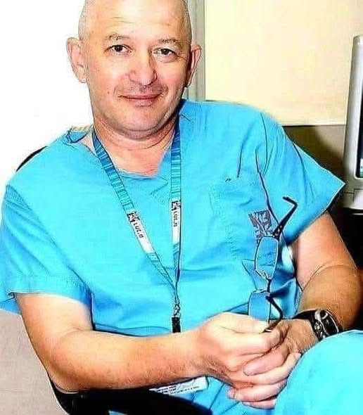 NarbutTanya's tweet photo. Профессор Эйдельман из хайфской больницы "Рамбам" спас украинского офицера.
Война приходит в дома хайфчан... Ночной звонок из военного госпиталя под Сумами поднял профессора Марка Эйдельмана.  На другом конце провода был доктор Розинский, у которого на  операционном столе лежал офицер с оторванной рукой. Вернее, почти  оторванной, чудом висящей на сосудах.
Врачи  в Хайфе, к сожалению, имеют большой опыт операций пострадавших от  взрывов. Главврач отделения ортопедии, Марк Эйдельман быстро  сориентировался и в онлайне провел ночную операцию. Приходилось находить  непростые оригинальные решения, так как госпиталь находится в  непосредственной близости от места военных действий. Ни полноценной  операционной, ни всего необходимого оборудования там нет.
Так,  железный штифт для укрепления конечности Эйдельман предложил сделать  из...длинного гвоздя. Его укрепили медицинским цементом с антибиотиком и  закрепили на кости раненого.
Руку офицера ВСУ спасли. И эта история, одна из многих, показывает, как мир мал. Как все близко и как переплетено.
Остается только сказать огромное спасибо хайфскому волшебнику и великому врачу, профессору Марку Эйдельману.