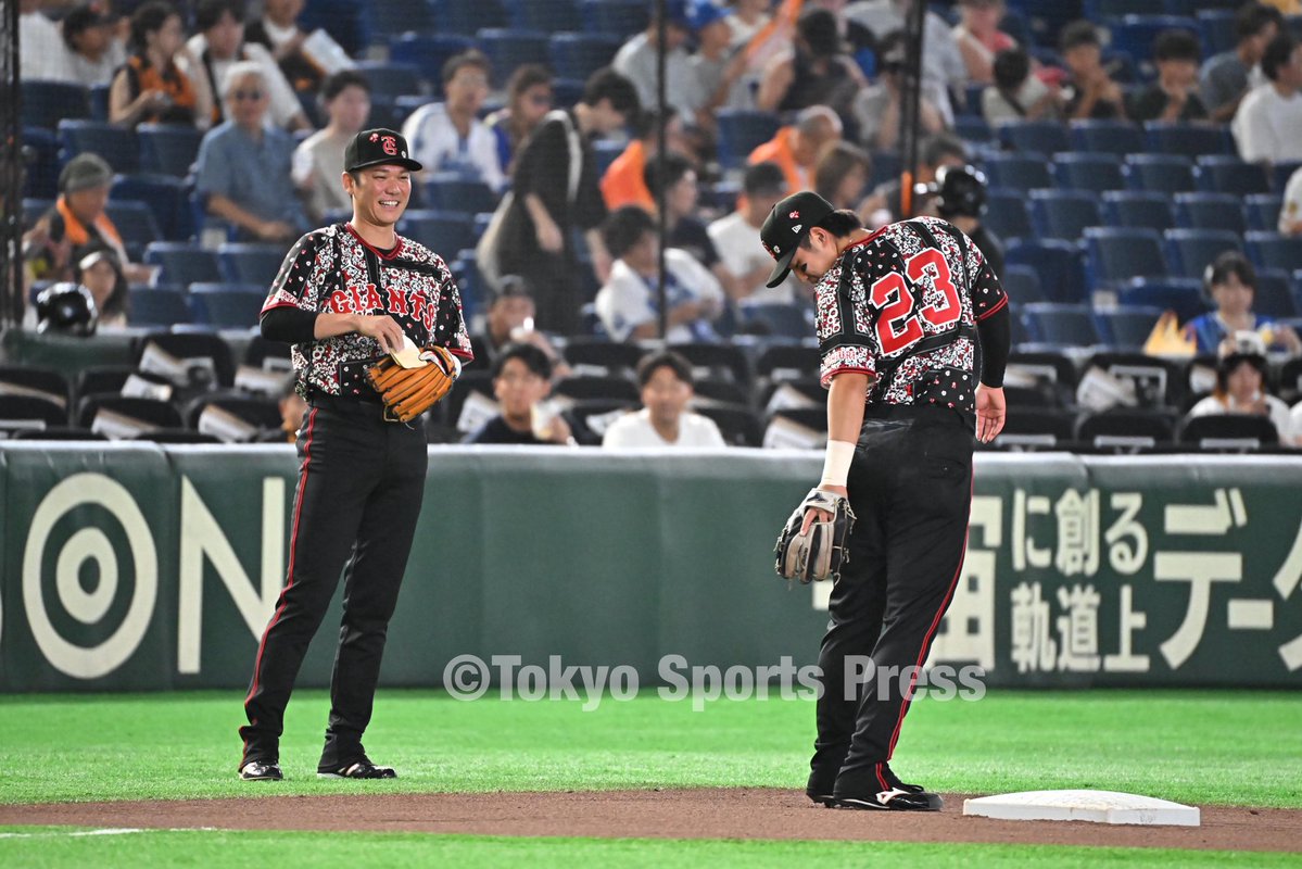 tospophoto's tweet photo. 【プロ野球】2026/07/31
#坂本勇人 

ロジンの粉を #石塚裕惺 のお尻につけるイタズラ😜

#giants  #Jordan #巨人 https://t.co/7URpc7n4eK