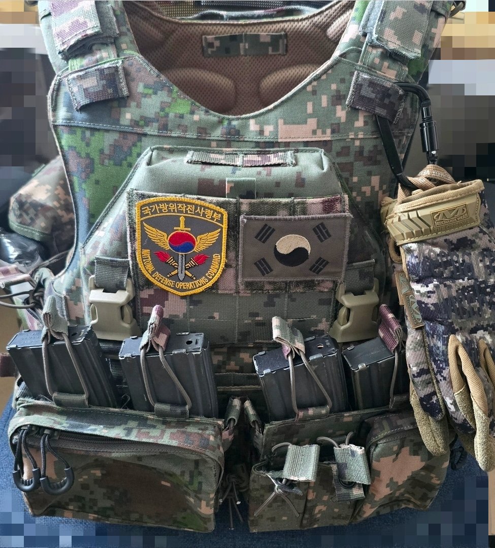 NDOC_04KR's tweet photo. 제가 가장 좋아하는 맨인포스의 육군 픽셀 조절식 체스트 랙을 소개합니다. 5.56/7.62mm 탄창을 수납할 수 있는 조절식 파우치 4개, 9mm 탄창 파우치 2개, 그리고 양쪽에 위치한 미디엄, 스몰 다목적 파우치로 구성되어 있습니다. 단독 착용뿐만 아니라 방탄복과 부착하여 착용하는 것도 가능합니다. https://t.co/tJKssK50Hr