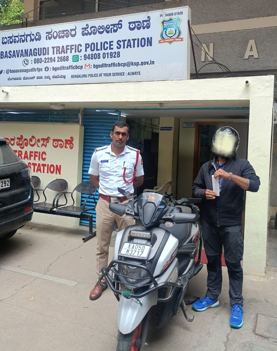 basvanguditrfps's tweet photo. @blrcitytraffic @bangalore_beat ಸದರಿ ದ್ವಿಚಕ್ರ ವಾಹನದ ಮಾಲೀಕನನ್ನು ಠಾಣೆಗೆ ಹಾಜರುಪಡಿಸಿ, ಸಂಚಾರ ನಿಯಮಗಳ ಕುರಿತು ಸಮರ್ಪಕವಾಗಿ ಅರಿವು ಮೂಡಿಸಿ, ನಿಯಮಾನುಸಾರ ದಂಡ ವಿಧಿಸಲಾಯಿತು. https://t.co/PuU2fjwsXK