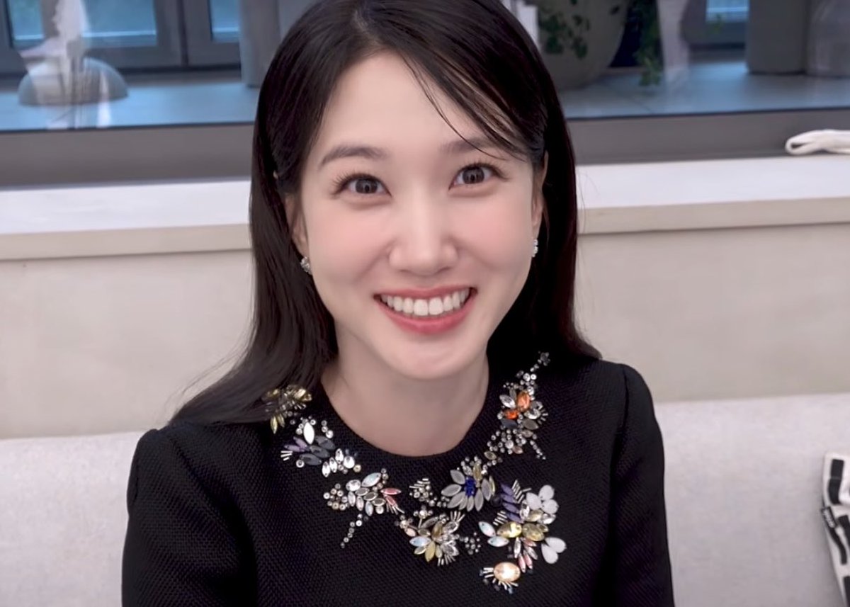 PEBmomt's tweet photo. 얼굴도 얼굴이다🖤🖤🖤 https://t.co/gfxrCiu4FA