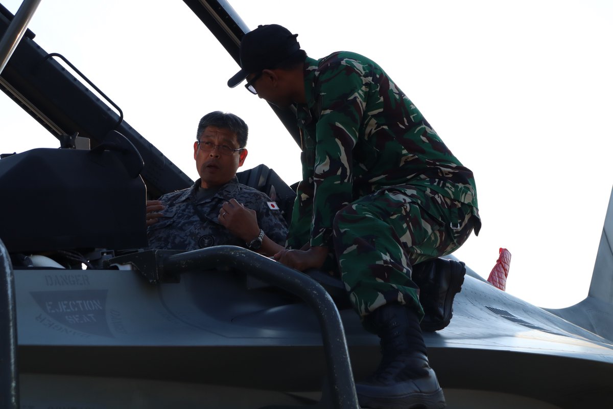 JASDF_adc_pao's tweet photo. ピッチ・ブラック26において、インドネシア空軍との交流を実施しました! 🇯🇵🤝🇮🇩
機体見学や意見交換を通じて相互理解を深めるとともに、参加国との連携強化につなげています!
#PitchBlack2026
#StrongerTogether
#ExPitchBlack https://t.co/oJ1PTVQudZ