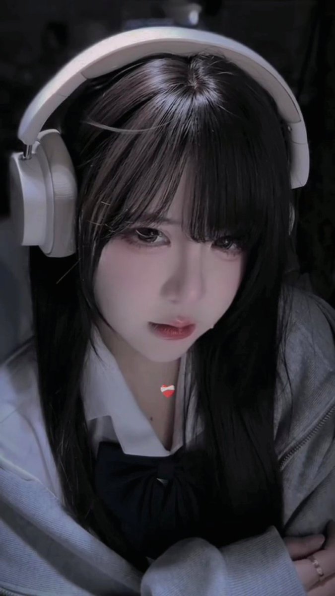 QueenieWidsow's tweet photo. 積み重なる意識の層を剥がした先には、果たして何が残るのか。考えれば考えるほど、実体のない重圧に押し潰されそうな夜がある。 https://t.co/D4DZ365xEk