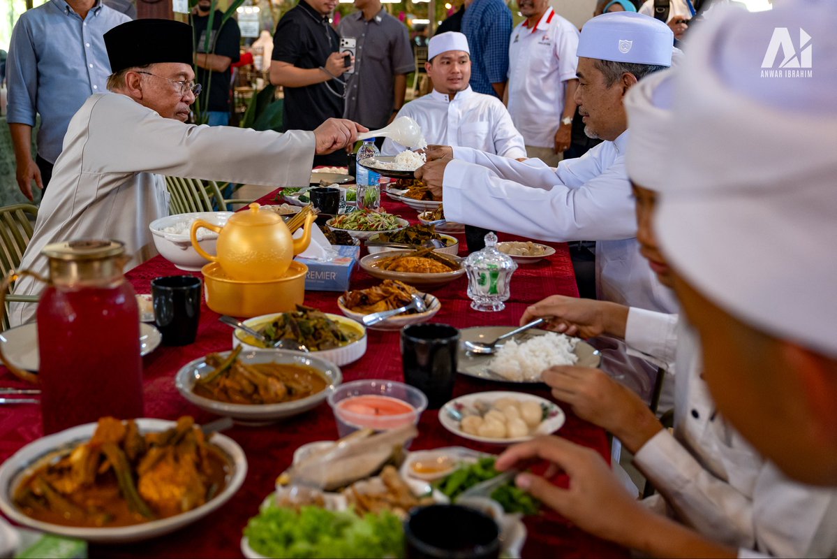 anwaribrahim's tweet photo. Kembali ke Negeri Sembilan hari ini dan langsung ke Ampangan untuk makan tengah hari bersama anak-anak tahfiz dan peduduk sekitar, sebelum ke Masjid Qaryah Paroi Jaya untuk menunaikan solat Jumaat.

Terkesan dengan doa serta kata-kata semangat daripada para jemaah agar terus tekal dalam perjuangan melawan rasuah dan mengangkat martabat negara. Terima kasih atas dukungan dan doa. Mudah-mudahan setiap ikhtiar kita dirahmati Allah SWT.

Kepada Allah SWT kita berserah.

#KekalHARAPAN
#UndiHARAPAN