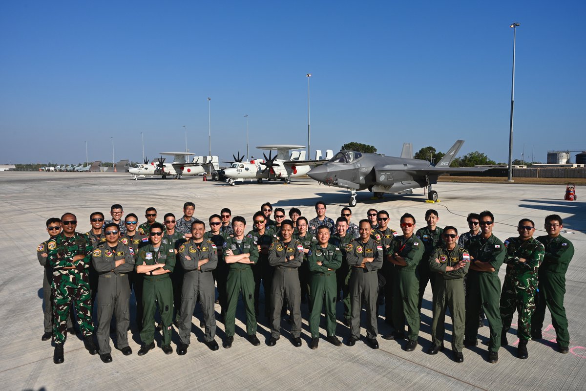 JASDF_adc_pao's tweet photo. ピッチ・ブラック26において、インドネシア空軍との交流を実施しました! 🇯🇵🤝🇮🇩
機体見学や意見交換を通じて相互理解を深めるとともに、参加国との連携強化につなげています!
#PitchBlack2026
#StrongerTogether
#ExPitchBlack https://t.co/oJ1PTVQudZ