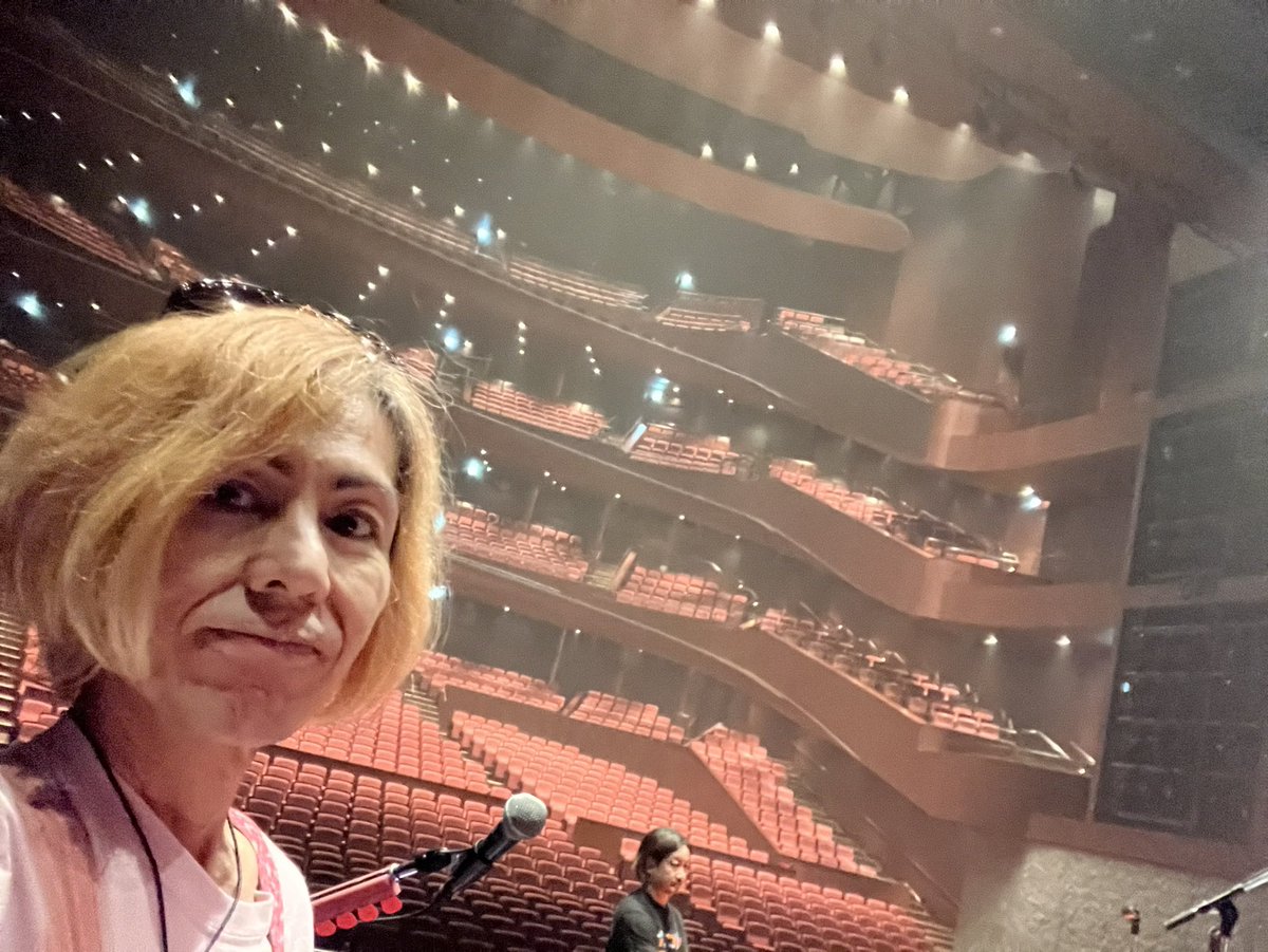 nomachan_303's tweet photo. 7/30は田原俊彦さん@札幌文化芸術劇場hitaru♪

夏の札幌、東京とは比べ物にならないくらい涼しくて夜は長袖を羽織ってちょうど良いくらいでした。

個人的にまだ段取りに追われているところはありますが、楽しく演奏する事ができました😊

関わっていただいた皆さま、ありがとうございました♬ https://t.co/GKHRUJRprU