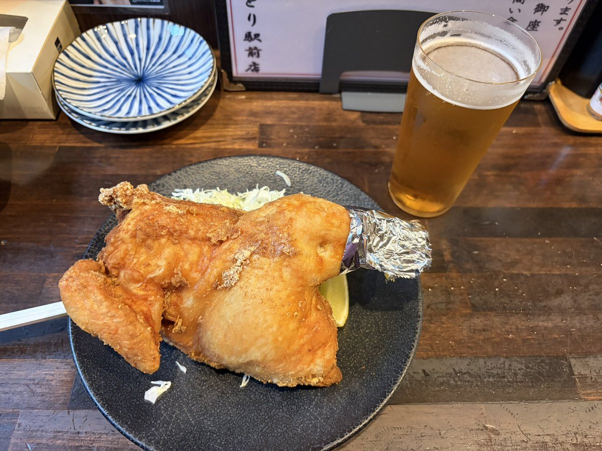 1484dais's tweet photo. 新潟名物、鶏の『半身から揚げ』を🍗
インパクトありますな��、やっぱり😆

半身から揚げで有名な『鳥専門店せきとり』（新潟駅前店）さんにて！
開店と同時に入店だったので、予約なしでも入れました☺️ありがとうございます🙇

ガタガタ言わずにがっつきます‼️
ビールが美味すぎっ😆 https://t.co/lTw6HhLSXi