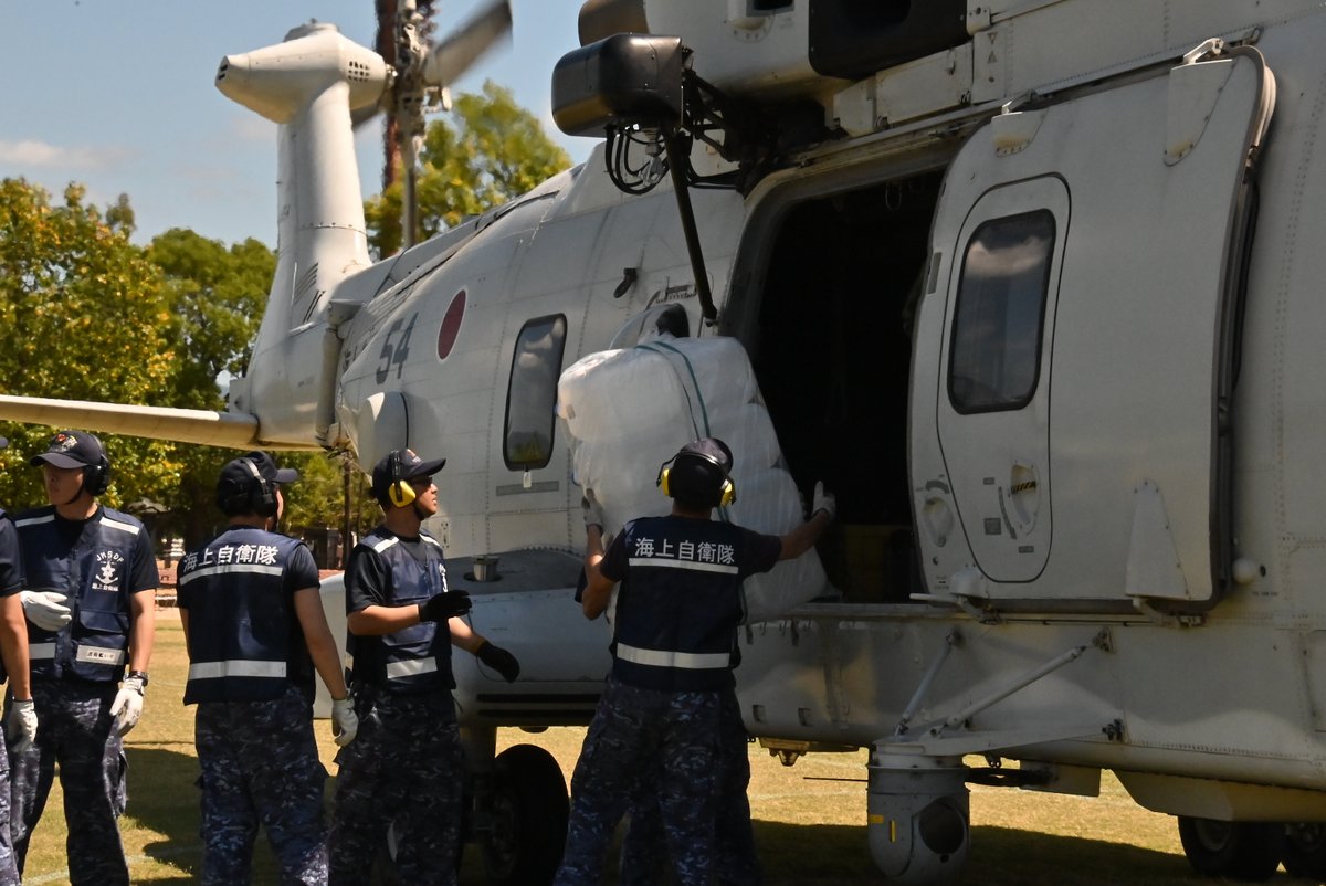 JMSDF_22aw's tweet photo. 本日、令和8年熊本地震対応のため大村航空基地に進出していた岩国航空基地第111航空隊所属「MCH-101」が、災害派遣任務(被災地への救援物資の輸送)を実施しました。
#海上自衛隊 #JMSDF #大村 #岩国 #MCH #熊本地震 #災害派遣 #命を守る https://t.co/k0hnjv9MpK