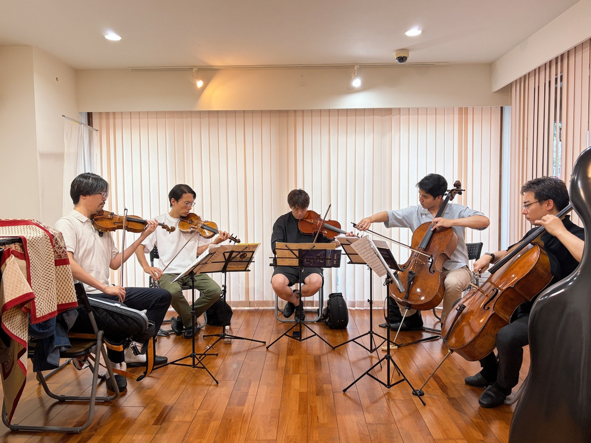 triton_arts_net's tweet photo. ウェールズ・アカデミー第5期
三井静さん(チェロ)のレッスン🎶
7月はシューベルトの弦楽五重奏より2楽章後半と3楽章を。講師も受講生もなくアイデアを出し合い、アーティキュレーションを色々と試す5人。室内楽の愉しさはこういう所にあるのかもしれません💫

公演はこちら↓
https://t.co/38ZcC3LPaZ https://t.co/TqkGLUADcb
