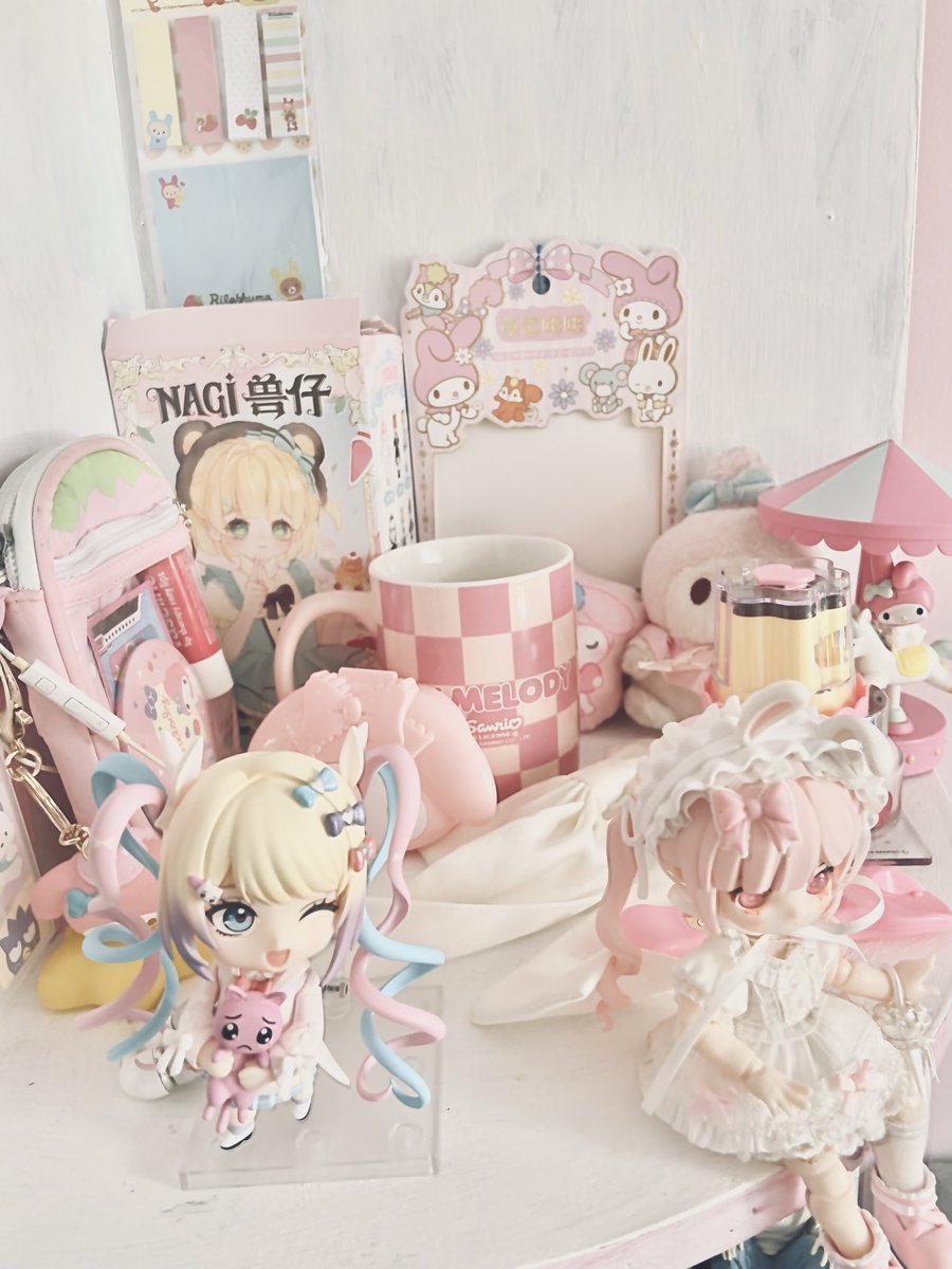 Jelloo_0v's tweet photo. My new decorated shelf! https://t.co/8U6BIOhjND