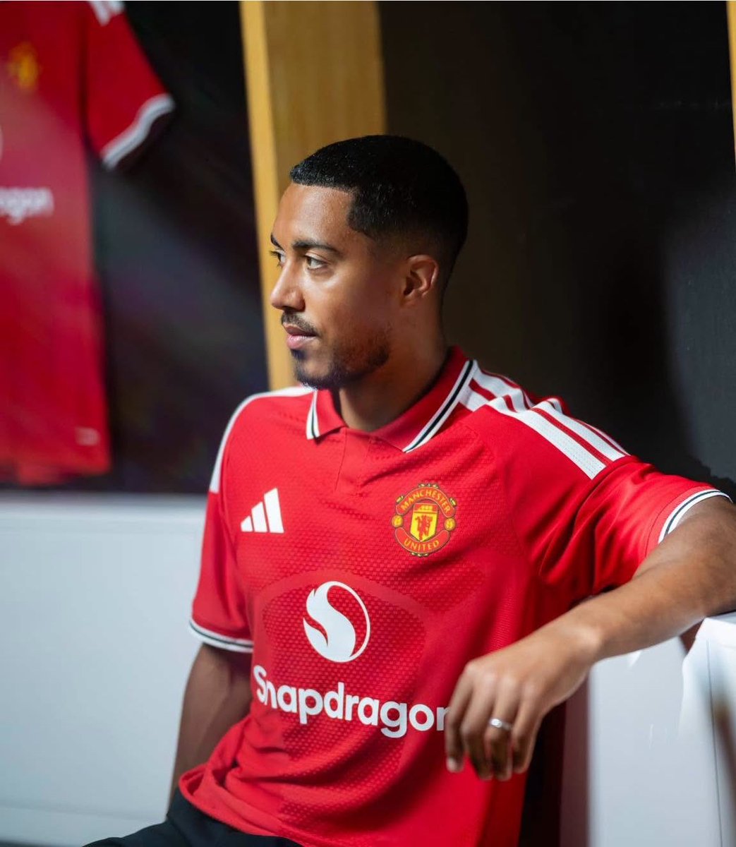 conc_clips's tweet photo. 🚨Gary Neville on INEOS signing Youri Tielemans:

“Time keeps making that transfer more and more of a joke. They have him for £30m in the same market Rogers costed more than four times that price.

They’ve probably examined our last ten year spending spree and grown some brains. They’re not just signing players. They’re closing deals.”