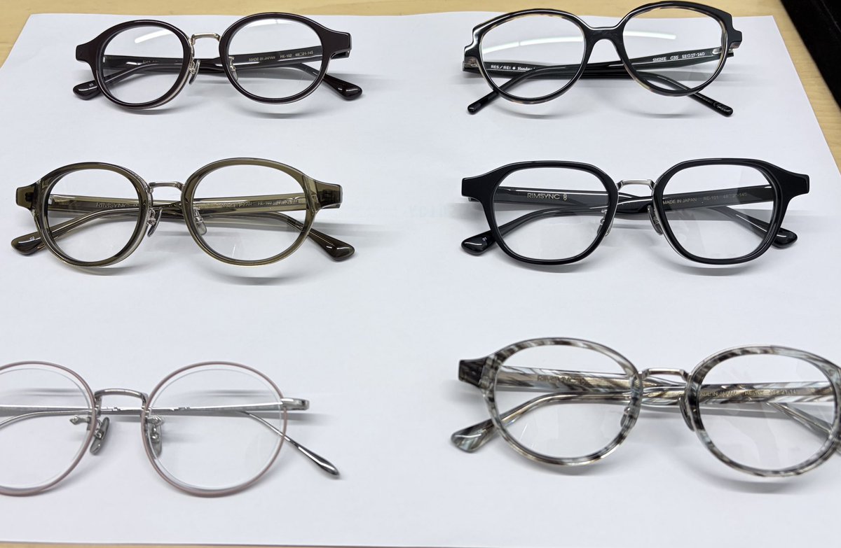 endofdisappear's tweet photo. 久しぶりに眼鏡の調節と気になってた「店長の雑談」を👓今回のセトリは私にしては品行方正。伏兵は左下RIM SYNCさんのくすみピンクメガネ。置くとピンクだけどかけると肌馴染みが良く、リムとレンズの間に僅かに隙間のあるデザインだから図らずも極細クリアフレームみたいになるのが良かった https://t.co/FDnV2D0vjd