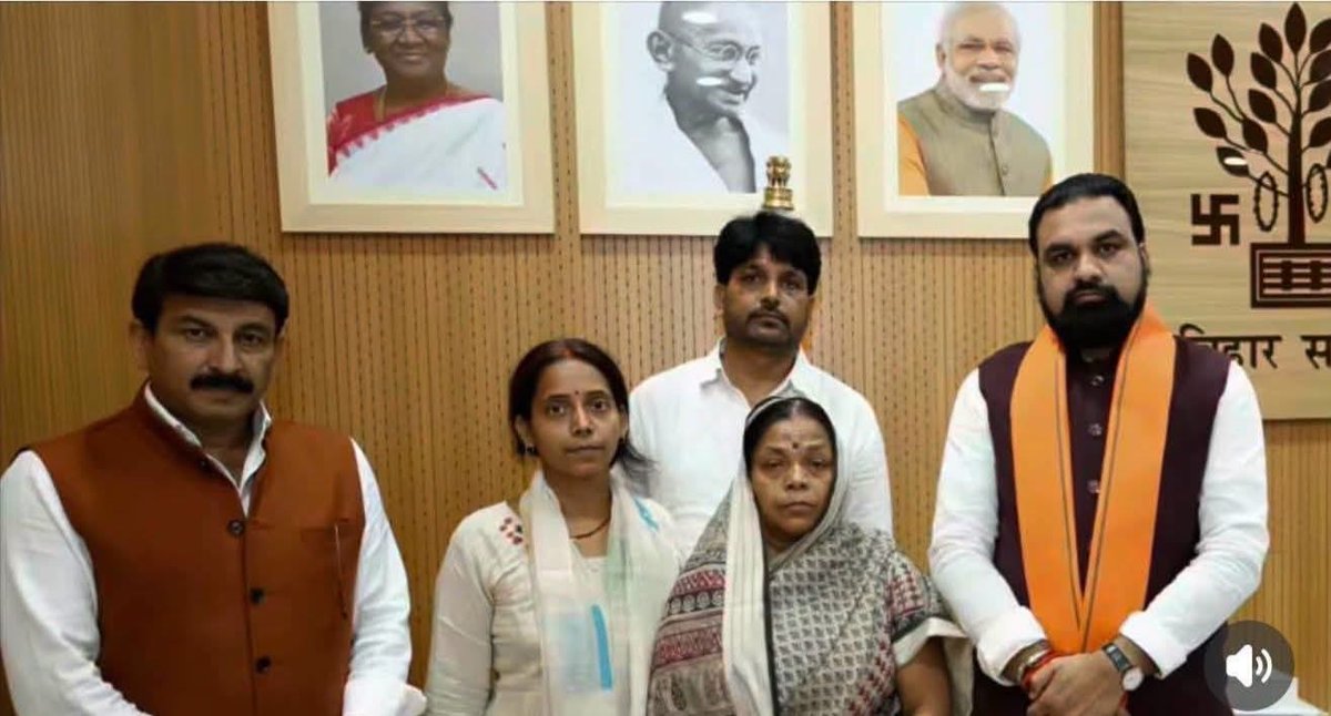 itsvbd's tweet photo. बांकीपुर चुनाव के समय ‘रिंकिया के पापा’ को सहीद भरत तिवारी के परिवार वालों कि याद आई और फिर मुरैठा नरेश के पास ले दे के निकल पड़े… और मजे की बात तो ये है की ये मुरेठा नरेश चुनाव को मध्य नजर रखते हुए अब ताबड़तोड़ एक्शन ले रहे है…

#bankipurelection #prashantkishor #bharattiwari https://t.co/INnqV9O9qj