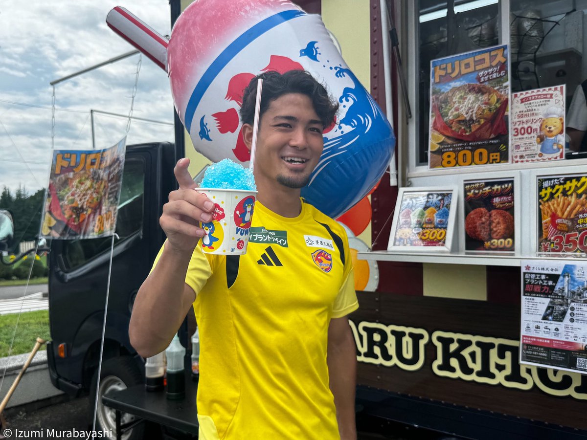 Idumimuraba's tweet photo. 納涼🍧

なぜかみんなのお代を支払いに来た漢気・五十嵐選手。（結果的に払わなくて大丈夫だった）
ブルーハワイ、素氷、ブルーハワイ。
（この後シロップかけました）
「一口ちょーだい！」の南選手。
「かき氷を食べるのは広報用だからね！」と協力体制をアピールするコーラ味の中田選手。
#vegalta https://t.co/p103CGU9Wf