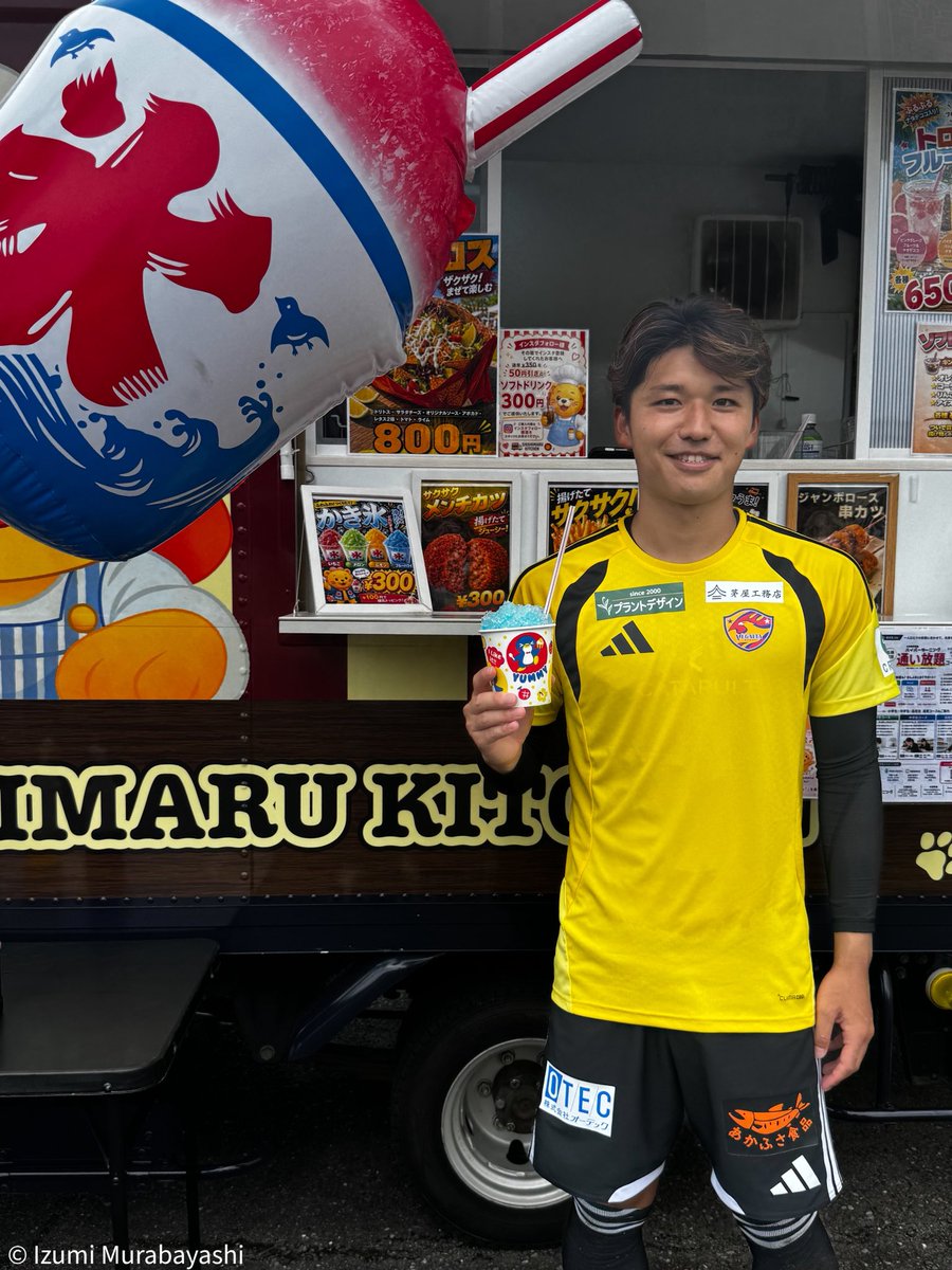 Idumimuraba's tweet photo. アイススラリー🍧
粒状の氷を含む液体を摂取することで、身体を内側から効率よく冷やすことができます。身体を外側から冷やすのはアイスバス🧊
夏季トレーニング後の重要なクールダウン😁

練習場ではハイタッチと共に、キッズたちへ優しいお兄さんから冷たいゼリーのプレゼントも！
#vegalta https://t.co/ZJxrwvFiIK