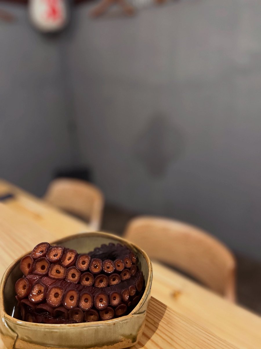 namahagedabe's tweet photo. 7月31日(金)18時、秋田さけ寅開店します。

水蛸

地物の水蛸をゆっくり炊いてます。
冷めてからが美味い煮蛸。

本日も宜しくお願いします。
なを、明日8月1日は稲とアガベの仙台イベントの出張料理のためお休みいただきます。
予約☎️07085191774

#秋田さけ寅
#おでんや
#稲とアガベ https://t.co/UaimeZ8VKo