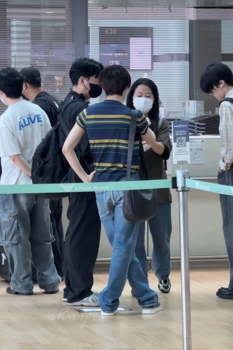yushionya's tweet photo. i love when yut's stance is like the gay little monkey apple store boy https://t.co/G9s5i9pWgN