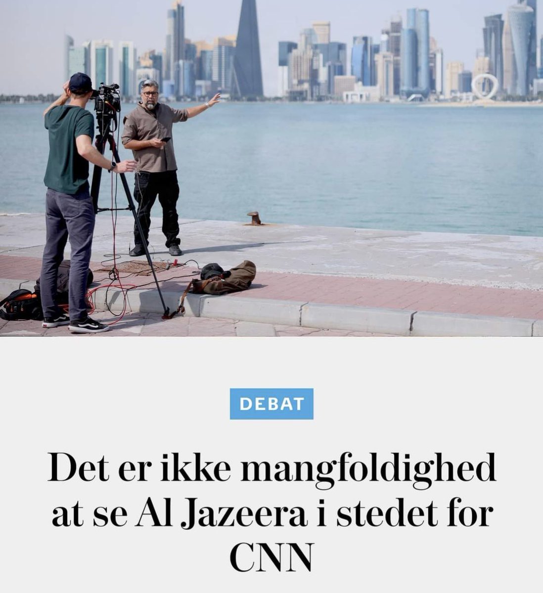 NaserKhaderDK's tweet photo. Al Jazeera taler med to tunger (arabisk og engelsk), men munden tilhører stadig emiren af Qatar.

I sidste uge fortalte journalist Jeppe Matzen (Weekendavisen) om sin nye romance med Al Jazeera English og kalder kanalen »bedst i klassen«. Forelskelser kan være dejlige. De er bare ikke altid det bedste udgangspunkt for mediekritik.

Al Jazeera taler med to tunger. Den ene taler arabisk til regionen. Den anden taler engelsk til Vesten. Den engelske udgave er mere poleret, mere professionel og bedre tilpasset et vestligt publikum,  men munden tilhører stadig emiren af Qatar.

Den arabiske kanal er langt mere åbenlys i sin propaganda, sin ensidighed og sin sympati for bestemte islamistiske fortællinger. Det var Osama bin Ladens og er nu Hamas' foretrukne kanal.

Det betyder ikke, at alt på Al Jazeera English er forkert. Kanalen har dygtige journalister og adgang til interessante kilder. Men den er ikke neutral. 

Det ser man blandt andet i dækningen af Israel, hvor »folkemord« ofte bruges som en fast præmis, og hvor forestillingen om et kommende Storisrael behandles som analyse snarere end som et politisk synspunkt. På den arabiske kanal omtales Israel konsekvent som »det besatte Palæstina« eller »den zionistiske enhed«.  Imam-regimet, Hamas og Hizbollah omtales som "modstandsaksen".

Det samme gælder kanalens postkoloniale verdensbillede. Vesten er som regel hovedskurken, mens lokale regimers, ideologiers og bevægelsers eget ansvar behandles mere nænsomt. Man rejser journalistisk til Doha og ender på et seminar på et europæisk universitet.

Kunne Matzen arabisk (og andre journalister og korrespondenter), ville han i øvrigt have langt flere muligheder end Al Jazeera English.

Han kunne følge Sky News Arabia, Al Arabiya og Al Mashhad. Her finder man også korrespondenter, analytikere og debattører fra Iran og resten af regionen, ofte med en langt mere kritisk tilgang til imam-styret og islamistiske bevægelser. Disse kanaler er naturligvis heller ikke neutrale. Men de tilbyder perspektiver og analyser, som sjældent finder vej til vestlige medier.

Og her rammer vi et større problem i dækningen af Mellemøsten: Alt for mange vestlige korrespondenter bliver sendt til regionen uden at kunne arabisk, persisk eller hebraisk. Det er de færreste der får det lært.

De kan naturligvis bestille kaffe, finde hotellet og sige tak. Det er udmærket, men ikke helt det samme som at forstå et samfund. Kan man ikke sproget, kan man ikke læse de lokale aviser, følge debatterne på sociale medier eller høre, hvad folk siger ved nabobordet på caféen. Man bliver afhængig af engelsktalende kilder, tolke, diplomater og den urbane elite.

Resten af samfundet bliver tavst, fordi korrespondenten ikke forstår, hvad det siger.

Når man ikke kan sproget, går man glip af de uskrevne regler, hentydninger, antydninger, ironien, truslerne, de religiøse henvisninger, de kulturelle koder og alt det, der ligger mellem linjerne. Og mellem linjerne er et vanskeligt sted at færdes, når man kun forstår den engelske oversættelse. 

Det har jeg skrevet en kommentar om i Weekendavisen.

#dkpol #dkmedier @weekendavisen