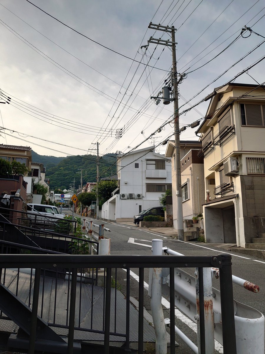 kanriabird's tweet photo. バス停でバス待ち中です
#神戸　#夕方 https://t.co/65zLFQmEKL