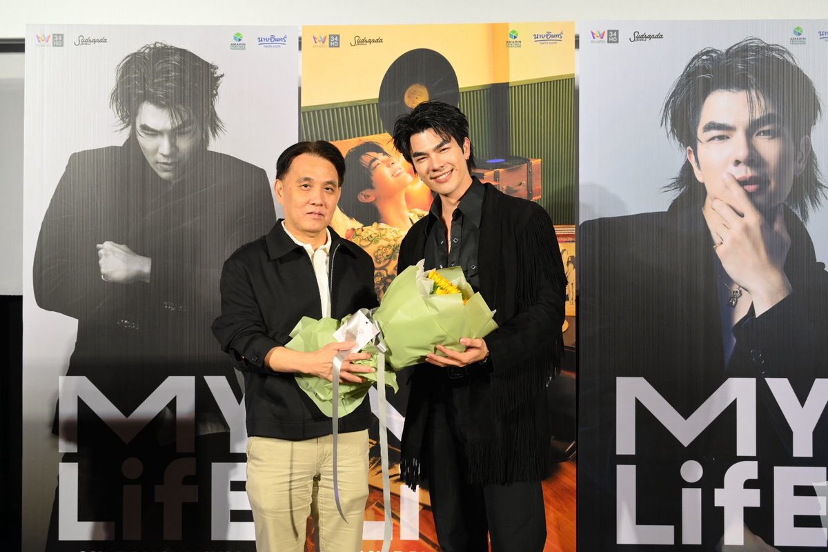 thaiupdate2021's tweet photo. อบอุ่นทุกโมเมนต์! "มาย ภาคภูมิ" เปิดหัวใจผ่าน Photobook เล่มแรก

 ในงาน "MY LIFE มาย ภาคภูมิ " ถ่ายทอดตัวตนผ่านภาพถ่ายและเรื่องราวสุดเอ็กซ์คลูซีฟ

อบอุ่นไปด้วยรอยยิ้ม และความประทับใจตลอดทั้งงาน สำหรับการเปิดตัว "MY LIFE มาย ภาคภูมิ" โปรเจกต์ PhotoBook สุดเอ็กซ์คลูซีฟจาก บริษัท อมรินทร์ เทเลวิชั่น จำกัด ที่ชวนทุกคนออกเดินทางผ่านเรื่องราวชีวิต ความทรงจำ และมุมมองการใช้ชีวิตของ "มาย-ภาคภูมิ" ศิลปิน และนักแสดงคนที่ 4 ของโปรเจกต์ MY LIFE PhotoBook ซึ่งจัดขึ้น ที่งานมหกรรมนิยายนานาชาติ ณ สามย่านมิตรทาวน์ฮอลล์ ชั้น 5 ท่ามกลางเหล่าแฟนคลับชาวกรีนนี่โรสและผู้ที่รักมาย มาร่วมเป็นส่วนหนึ่งของอีกหนึ่งหน้าสำคัญในชีวิต

โปรเจกต์ MY LIFE PhotoBook เกิดขึ้นจากแนวคิดที่อยากบันทึกเรื่องราวของบุคคลต้นแบบ ผ่านภาพถ่ายและบทสนทนาที่เต็มไปด้วยความหมาย เพื่อให้หนังสือภาพเล่มนี้ไม่ใช่เพียงการเก็บความทรงจำ แต่เป็นแรงบันดาลใจที่ช่วยเติมพลังใจ จุดประกายความฝัน และส่งต่อความเชื่อมั่นว่า ทุกความสำเร็จล้วนเกิดจากความมุ่งมั่น ความพยายาม และศรัทธาในตัวเอง

ภายในงาน "มาย" ได้ถ่ายทอดเบื้องหลังชีวิต เส้นทางการทำงาน ความคิด และมุมมองที่ไม่เคยเปิดเผยที่ไหนมาก่อน พร้อมแบ่งปันบทเรียนสำคัญที่หล่อหลอมให้เขาเติบโตเป็นตัวเองในทุกวันนี้ สร้างทั้งเสียงหัวเราะ รอยยิ้ม และช่วงเวลาซาบซึ้งที่ทำให้แฟนๆ ต่างตั้งใจฟังทุกถ้อยคำอย่างอบอุ่น มายยังบอกอีกว่าตั้งใจคัดเลือกภาพถ่ายสุดเอ็กซ์คลูซีฟด้วยตัวเอง ที่สามารถถ่ายทอดตัวตนในหลากหลายมุม ทั้งช่วงเวลาการทำงาน ไลฟ์สไตล์ และความทรงจำอันมีคุณค่า พร้อมเซอร์ไพรส์พิเศษด้วย QR Code ภายในเล่ม ที่แฟนๆ สามารถสแกนเพื่อรับชมเบื้องหลังสุดน่ารักและโมเมนต์พิเศษที่ไม่มีให้เห็นที่ไหน เท่านั้นยังไม่พอภายในงานความสุขยังต่อเนื่องไปกับกิจกรรมสุดเอ็กซ์คลูซีฟสำหรับผู้ที่ Pre-Order Photobook ทั้ง 90 คน และ 10 คนที่ซื้อ MY LIFE PHOTOBOOK ภายในงาน ได้รับสิทธิ์ Lucky Fan สัมผัสช่วงเวลาสุดพิเศษกับมายแบบใกล้ชิด รับลายเซ็นสดบน Photobook และร่วมชมรายการ MY LIFE มาย ภาคภูมิ ภายในโรงภาพยนตร์ ร่วมกับศิลปินอย่างเป็นกันเอง

สำหรับผู้ที่พลาดบรรยากาศสุดประทับใจในวันงาน ยังสามารถเป็นเจ้าของ Photobook "MY LIFE มาย ภาคภูมิ" ได้แล้ววันนี้ที่ https://t.co/YOdDPaj1Yr (wordwide shippinh) เพื่อร่วมเก็บทุกโมเมนต์แห่งความทรงจำ พร้อมสัมผัสเรื่องราว แง่คิด และแรงบันดาลใจจาก "มาย ภาคภูมิ" ผ่านหนังสือเล่มแรกที่ตั้งใจมอบให้กับทุกคน

#MilePhakphum #MyLifexMilePhakphum #AMARINTVHD34
#thaiupdate2019