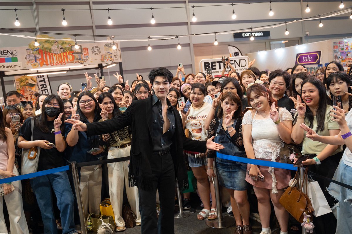 thaiupdate2021's tweet photo. อบอุ่นทุกโมเมนต์! "มาย ภาคภูมิ" เปิดหัวใจผ่าน Photobook เล่มแรก

 ในงาน "MY LIFE มาย ภาคภูมิ " ถ่ายทอดตัวตนผ่านภาพถ่ายและเรื่องราวสุดเอ็กซ์คลูซีฟ

อบอุ่นไปด้วยรอยยิ้ม และความประทับใจตลอดทั้งงาน สำหรับการเปิดตัว "MY LIFE มาย ภาคภูมิ" โปรเจกต์ PhotoBook สุดเอ็กซ์คลูซีฟจาก บริษัท อมรินทร์ เทเลวิชั่น จำกัด ที่ชวนทุกคนออกเดินทางผ่านเรื่องราวชีวิต ความทรงจำ และมุมมองการใช้ชีวิตของ "มาย-ภาคภูมิ" ศิลปิน และนักแสดงคนที่ 4 ของโปรเจกต์ MY LIFE PhotoBook ซึ่งจัดขึ้น ที่งานมหกรรมนิยายนานาชาติ ณ สามย่านมิตรทาวน์ฮอลล์ ชั้น 5 ท่ามกลางเหล่าแฟนคลับชาวกรีนนี่โรสและผู้ที่รักมาย มาร่วมเป็นส่วนหนึ่งของอีกหนึ่งหน้าสำคัญในชีวิต

โปรเจกต์ MY LIFE PhotoBook เกิดขึ้นจากแนวคิดที่อยากบันทึกเรื่องราวของบุคคลต้นแบบ ผ่านภาพถ่ายและบทสนทนาที่เต็มไปด้วยความหมาย เพื่อให้หนังสือภาพเล่มนี้ไม่ใช่เพียงการเก็บความทรงจำ แต่เป็นแรงบันดาลใจที่ช่วยเติมพลังใจ จุดประกายความฝัน และส่งต่อความเชื่อมั่นว่า ทุกความสำเร็จล้วนเกิดจากความมุ่งมั่น ความพยายาม และศรัทธาในตัวเอง

ภายในงาน "มาย" ได้ถ่ายทอดเบื้องหลังชีวิต เส้นทางการทำงาน ความคิด และมุมมองที่ไม่เคยเปิดเผยที่ไหนมาก่อน พร้อมแบ่งปันบทเรียนสำคัญที่หล่อหลอมให้เขาเติบโตเป็นตัวเองในทุกวันนี้ สร้างทั้งเสียงหัวเราะ รอยยิ้ม และช่วงเวลาซาบซึ้งที่ทำให้แฟนๆ ต่างตั้งใจฟังทุกถ้อยคำอย่างอบอุ่น มายยังบอกอีกว่าตั้งใจคัดเลือกภาพถ่ายสุดเอ็กซ์คลูซีฟด้วยตัวเอง ที่สามารถถ่ายทอดตัวตนในหลากหลายมุม ทั้งช่วงเวลาการทำงาน ไลฟ์สไตล์ และความทรงจำอันมีคุณค่า พร้อมเซอร์ไพรส์พิเศษด้วย QR Code ภายในเล่ม ที่แฟนๆ สามารถสแกนเพื่อรับชมเบื้องหลังสุดน่ารักและโมเมนต์พิเศษที่ไม่มีให้เห็นที่ไหน เท่านั้นยังไม่พอภายในงานความสุขยังต่อเนื่องไปกับกิจกรรมสุดเอ็กซ์คลูซีฟสำหรับผู้ที่ Pre-Order Photobook ทั้ง 90 คน และ 10 คนที่ซื้อ MY LIFE PHOTOBOOK ภายในงาน ได้รับสิทธิ์ Lucky Fan สัมผัสช่วงเวลาสุดพิเศษกับมายแบบใกล้ชิด รับลายเซ็นสดบน Photobook และร่วมชมรายการ MY LIFE มาย ภาคภูมิ ภายในโรงภาพยนตร์ ร่วมกับศิลปินอย่างเป็นกันเอง

สำหรับผู้ที่พลาดบรรยากาศสุดประทับใจในวันงาน ยังสามารถเป็นเจ้าของ Photobook "MY LIFE มาย ภาคภูมิ" ได้แล้ววันนี้ที่ https://t.co/YOdDPaj1Yr (wordwide shippinh) เพื่อร่วมเก็บทุกโมเมนต์แห่งความทรงจำ พร้อมสัมผัสเรื่องราว แง่คิด และแรงบันดาลใจจาก "มาย ภาคภูมิ" ผ่านหนังสือเล่มแรกที่ตั้งใจมอบให้กับทุกคน

#MilePhakphum #MyLifexMilePhakphum #AMARINTVHD34
#thaiupdate2019