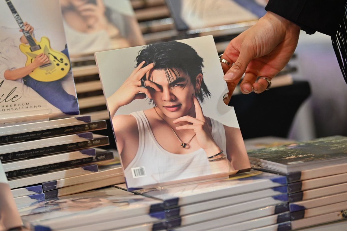thaiupdate2021's tweet photo. อบอุ่นทุกโมเมนต์! "มาย ภาคภูมิ" เปิดหัวใจผ่าน Photobook เล่มแรก

 ในงาน "MY LIFE มาย ภาคภูมิ " ถ่ายทอดตัวตนผ่านภาพถ่ายและเรื่องราวสุดเอ็กซ์คลูซีฟ

อบอุ่นไปด้วยรอยยิ้ม และความประทับใจตลอดทั้งงาน สำหรับการเปิดตัว "MY LIFE มาย ภาคภูมิ" โปรเจกต์ PhotoBook สุดเอ็กซ์คลูซีฟจาก บริษัท อมรินทร์ เทเลวิชั่น จำกัด ที่ชวนทุกคนออกเดินทางผ่านเรื่องราวชีวิต ความทรงจำ และมุมมองการใช้ชีวิตของ "มาย-ภาคภูมิ" ศิลปิน และนักแสดงคนที่ 4 ของโปรเจกต์ MY LIFE PhotoBook ซึ่งจัดขึ้น ที่งานมหกรรมนิยายนานาชาติ ณ สามย่านมิตรทาวน์ฮอลล์ ชั้น 5 ท่ามกลางเหล่าแฟนคลับชาวกรีนนี่โรสและผู้ที่รักมาย มาร่วมเป็นส่วนหนึ่งของอีกหนึ่งหน้าสำคัญในชีวิต

โปรเจกต์ MY LIFE PhotoBook เกิดขึ้นจากแนวคิดที่อยากบันทึกเรื่องราวของบุคคลต้นแบบ ผ่านภาพถ่ายและบทสนทนาที่เต็มไปด้วยความหมาย เพื่อให้หนังสือภาพเล่มนี้ไม่ใช่เพียงการเก็บความทรงจำ แต่เป็นแรงบันดาลใจที่ช่วยเติมพลังใจ จุดประกายความฝัน และส่งต่อความเชื่อมั่นว่า ทุกความสำเร็จล้วนเกิดจากความมุ่งมั่น ความพยายาม และศรัทธาในตัวเอง

ภายในงาน "มาย" ได้ถ่ายทอดเบื้องหลังชีวิต เส้นทางการทำงาน ความคิด และมุมมองที่ไม่เคยเปิดเผยที่ไหนมาก่อน พร้อมแบ่งปันบทเรียนสำคัญที่หล่อหลอมให้เขาเติบโตเป็นตัวเองในทุกวันนี้ สร้างทั้งเสียงหัวเราะ รอยยิ้ม และช่วงเวลาซาบซึ้งที่ทำให้แฟนๆ ต่างตั้งใจฟังทุกถ้อยคำอย่างอบอุ่น มายยังบอกอีกว่าตั้งใจคัดเลือกภาพถ่ายสุดเอ็กซ์คลูซีฟด้วยตัวเอง ที่สามารถถ่ายทอดตัวตนในหลากหลายมุม ทั้งช่วงเวลาการทำงาน ไลฟ์สไตล์ และความทรงจำอันมีคุณค่า พร้อมเซอร์ไพรส์พิเศษด้วย QR Code ภายในเล่ม ที่แฟนๆ สามารถสแกนเพื่อรับชมเบื้องหลังสุดน่ารักและโมเมนต์พิเศษที่ไม่มีให้เห็นที่ไหน เท่านั้นยังไม่พอภายในงานความสุขยังต่อเนื่องไปกับกิจกรรมสุดเอ็กซ์คลูซีฟสำหรับผู้ที่ Pre-Order Photobook ทั้ง 90 คน และ 10 คนที่ซื้อ MY LIFE PHOTOBOOK ภายในงาน ได้รับสิทธิ์ Lucky Fan สัมผัสช่วงเวลาสุดพิเศษกับมายแบบใกล้ชิด รับลายเซ็นสดบน Photobook และร่วมชมรายการ MY LIFE มาย ภาคภูมิ ภายในโรงภาพยนตร์ ร่วมกับศิลปินอย่างเป็นกันเอง

สำหรับผู้ที่พลาดบรรยากาศสุดประทับใจในวันงาน ยังสามารถเป็นเจ้าของ Photobook "MY LIFE มาย ภาคภูมิ" ได้แล้ววันนี้ที่ https://t.co/YOdDPaj1Yr (wordwide shippinh) เพื่อร่วมเก็บทุกโมเมนต์แห่งความทรงจำ พร้อมสัมผัสเรื่องราว แง่คิด และแรงบันดาลใจจาก "มาย ภาคภูมิ" ผ่านหนังสือเล่มแรกที่ตั้งใจมอบให้กับทุกคน

#MilePhakphum #MyLifexMilePhakphum #AMARINTVHD34
#thaiupdate2019
