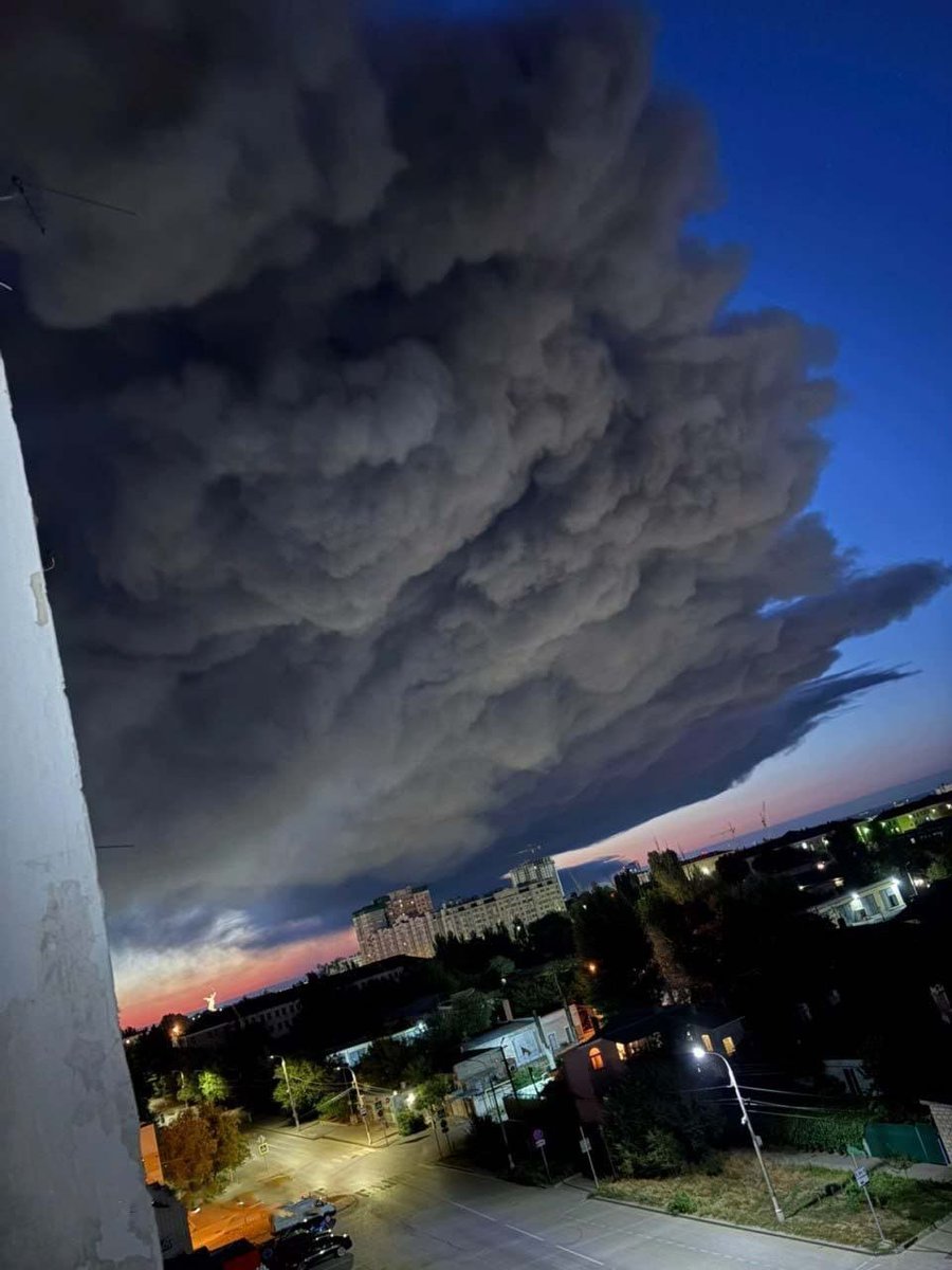 wartranslated's tweet photo. Ukrainian drones struck a Wildberries distribution center and the Lukoil-Volgogradneftepererabotka refinery, one of Russia's largest, in Volgograd overnight. https://t.co/zZT9iaDTLH
