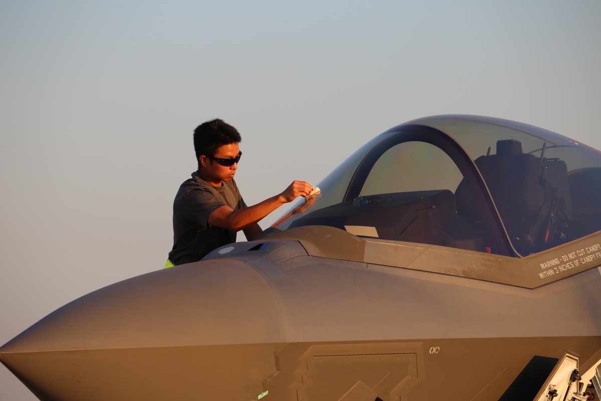 JASDF_adc_pao's tweet photo. ピッチ・ブラック26では、夜間においても #F35 の整備を実施しています。
#航空総隊 の隊員たちは安全かつ確実な任務遂行のため、万全の態勢で訓練に臨めるよう機体の維持整備に努めています。
#PitchBlack2026
#StrongerTogether
#ExPitchBlack https://t.co/19TrMTESVf