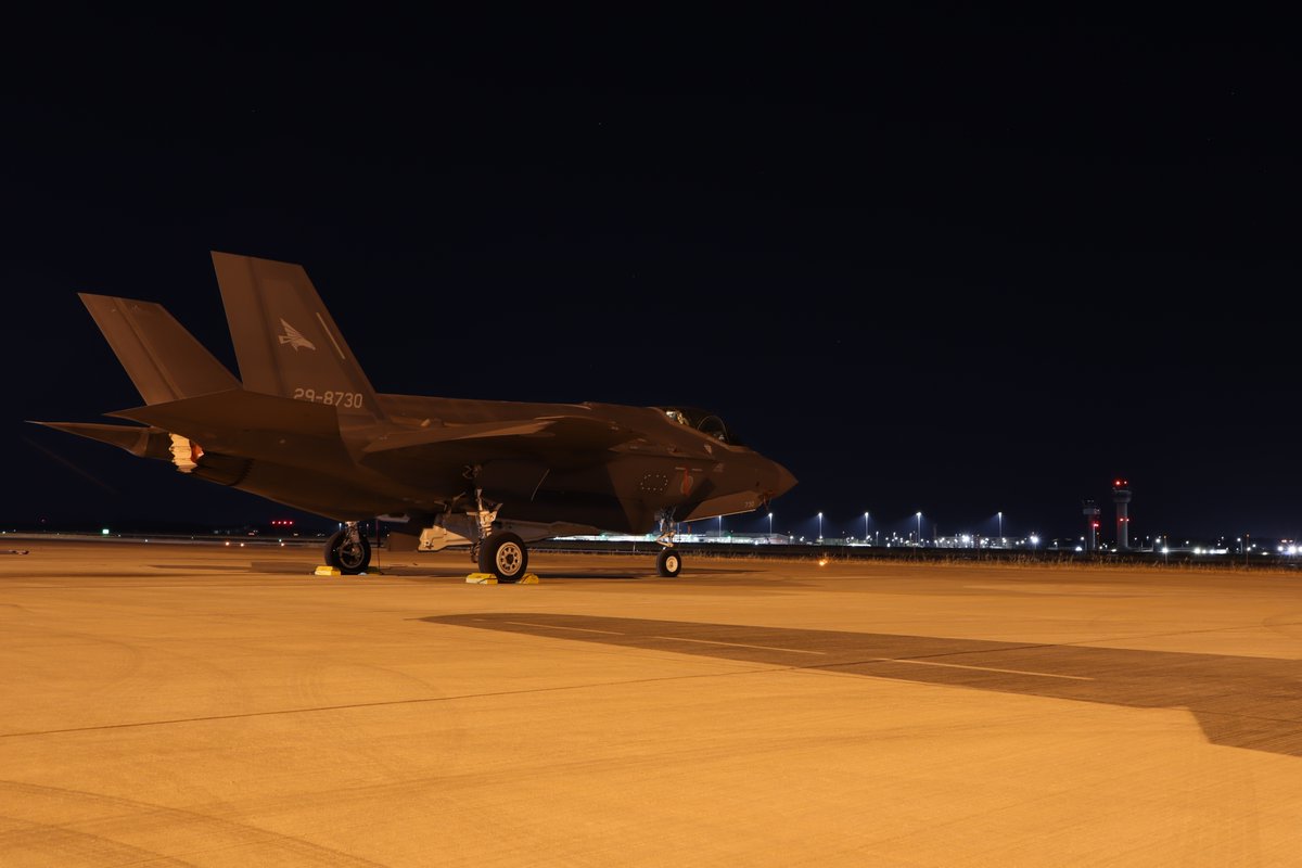 JASDF_adc_pao's tweet photo. ピッチ・ブラック26では、夜間においても #F35 の整備を実施しています。
#航空総隊 の隊員たちは安全かつ確実な任務遂行のため、万全の態勢で訓練に臨めるよう機体の維持整備に努めています。
#PitchBlack2026
#StrongerTogether
#ExPitchBlack https://t.co/19TrMTESVf