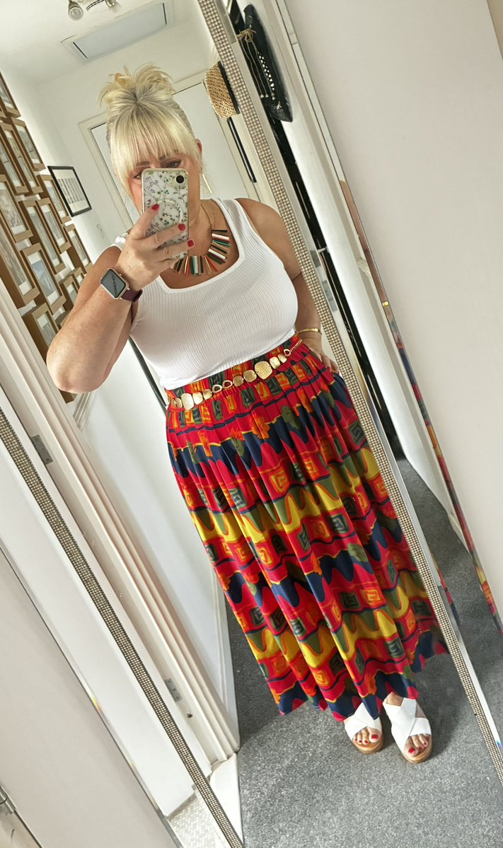 clumsyoaf33's tweet photo. Off to London
I Loved the pattern of this skirt when I found it in a charity shop but not the pleats so I ironed them all out #thinkOutsideTheBox
#recycle #reuse
#ClumsysCloset https://t.co/hotlzONcym