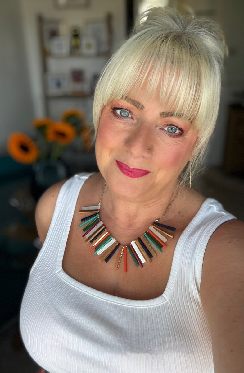 clumsyoaf33's tweet photo. Off to London
I Loved the pattern of this skirt when I found it in a charity shop but not the pleats so I ironed them all out #thinkOutsideTheBox
#recycle #reuse
#ClumsysCloset https://t.co/hotlzONcym