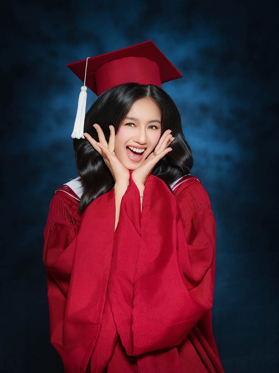 PilipinasToday_'s tweet photo. CONGRATULATIONS, KAORI!

Nagtapos ang Filipino-Japanese actress na si Kaori Oinuma ng Bachelor of Arts Major in Psychology sa Philippine Women's University (PWU).

“Every sacrifice, every late night, every setback led me here,” mababasa sa caption post ni Kaori.

Courtesy: kaori_oinuma/Instagram

#PilipinasToday
#KaoriOinuma
#PhilippineWomensUniversity