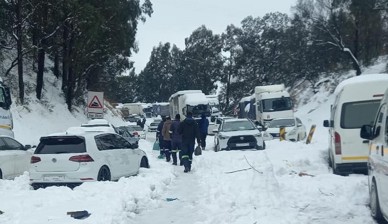 SAfmRadio's tweet photo. [ON AIR] Winter isn't done with us just yet. South Africans are being warned to prepare for another icy blast, with snow expected in parts of the country over the coming days. Along with freezing temperatures, the cold front could bring travel disruptions and challenging conditions in affected areas. So, how severe will it be, and which regions should be getting ready?

Lehlohonolo Thobela: meteorologist, South African Weather Service (@SAWeatherServic) on #TheDailyDiscourse with @JoanneGJoseph