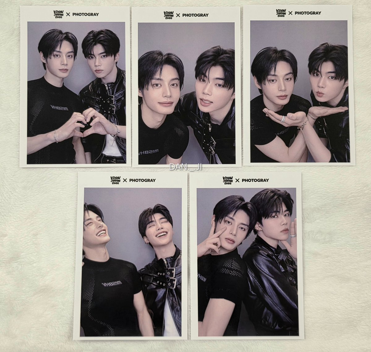 hanbin0613_zb1's tweet photo. Mnet Plus Merch
KCON JAPAN 2026 
LIMITED SIGNED OFFICIAL MD PACKAGE

PHOTOGRAY ZB1 🫶💕
울애들 왜케 이뻐 🥹

#성한빈 #김지웅 #석매튜 #김태래 #박건욱 #ZEROBASEONE https://t.co/XKBfn3I9R2