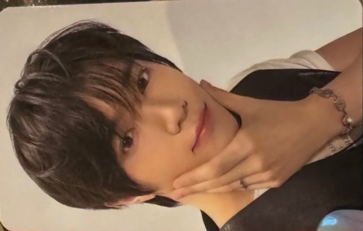 ghostingsoobin's tweet photo. this is one of the cutest poses beomgyu uses in his photocards i'm obsessed https://t.co/bwyDwL5vOG