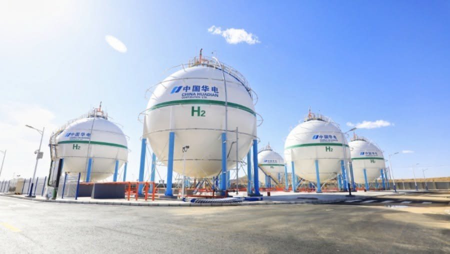 ChinaEmbinMKD's tweet photo. China's combined installed capacity of wind and solar power reached 1.95 million MW by the end of June, while the installed capacity of new-type energy storage surged 61% year-on-year to 153 GW, according to the National Energy Administration (NEA) on Thursday.

Инсталираниот капацитет на ветерните и соларните електрани во Кина достигна вкупно 1,95 милиони мегавати до крајот на јуни, додека инсталираниот капацитет на новите системи за складирање енергија се зголеми за 61 отсто на годишно ниво, достигнувајќи 153 гигавати, соопшти во четвртокот Националната управа за енергетика на Кина.
#ChinaEnergy #RenewableRevolution #EnergyStorage