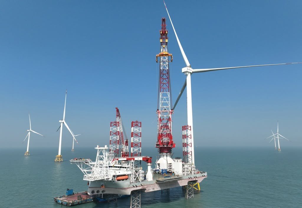 ChinaEmbinMKD's tweet photo. China's combined installed capacity of wind and solar power reached 1.95 million MW by the end of June, while the installed capacity of new-type energy storage surged 61% year-on-year to 153 GW, according to the National Energy Administration (NEA) on Thursday.

Инсталираниот капацитет на ветерните и соларните електрани во Кина достигна вкупно 1,95 милиони мегавати до крајот на јуни, додека инсталираниот капацитет на новите системи за складирање енергија се зголеми за 61 отсто на годишно ниво, достигнувајќи 153 гигавати, соопшти во четвртокот Националната управа за енергетика на Кина.
#ChinaEnergy #RenewableRevolution #EnergyStorage