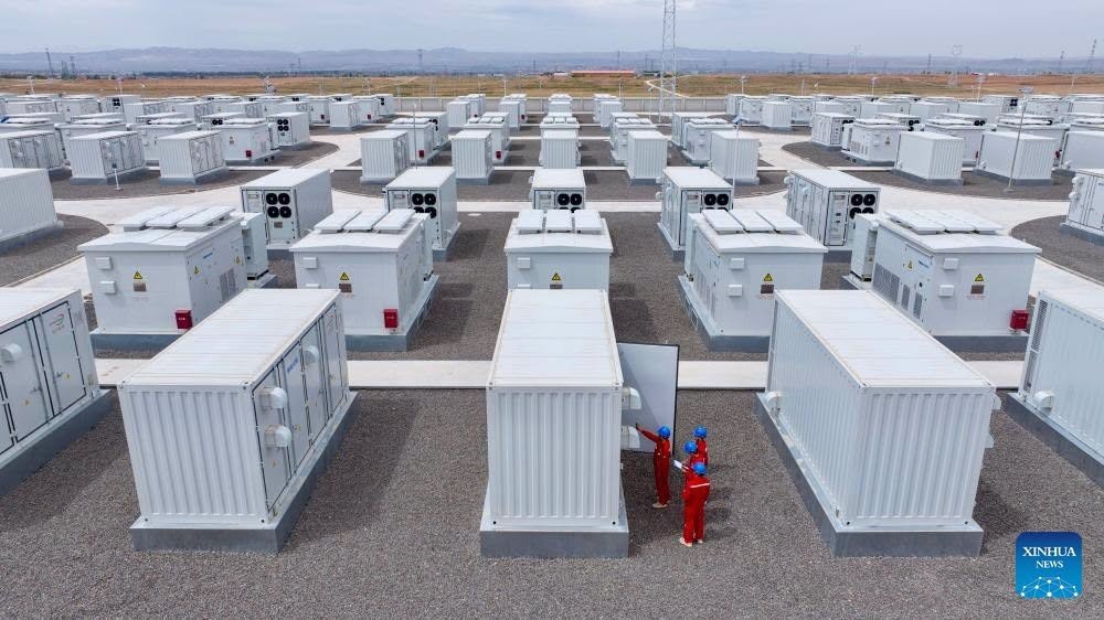 ChinaEmbinMKD's tweet photo. China's combined installed capacity of wind and solar power reached 1.95 million MW by the end of June, while the installed capacity of new-type energy storage surged 61% year-on-year to 153 GW, according to the National Energy Administration (NEA) on Thursday.

Инсталираниот капацитет на ветерните и соларните електрани во Кина достигна вкупно 1,95 милиони мегавати до крајот на јуни, додека инсталираниот капацитет на новите системи за складирање енергија се зголеми за 61 отсто на годишно ниво, достигнувајќи 153 гигавати, соопшти во четвртокот Националната управа за енергетика на Кина.
#ChinaEnergy #RenewableRevolution #EnergyStorage