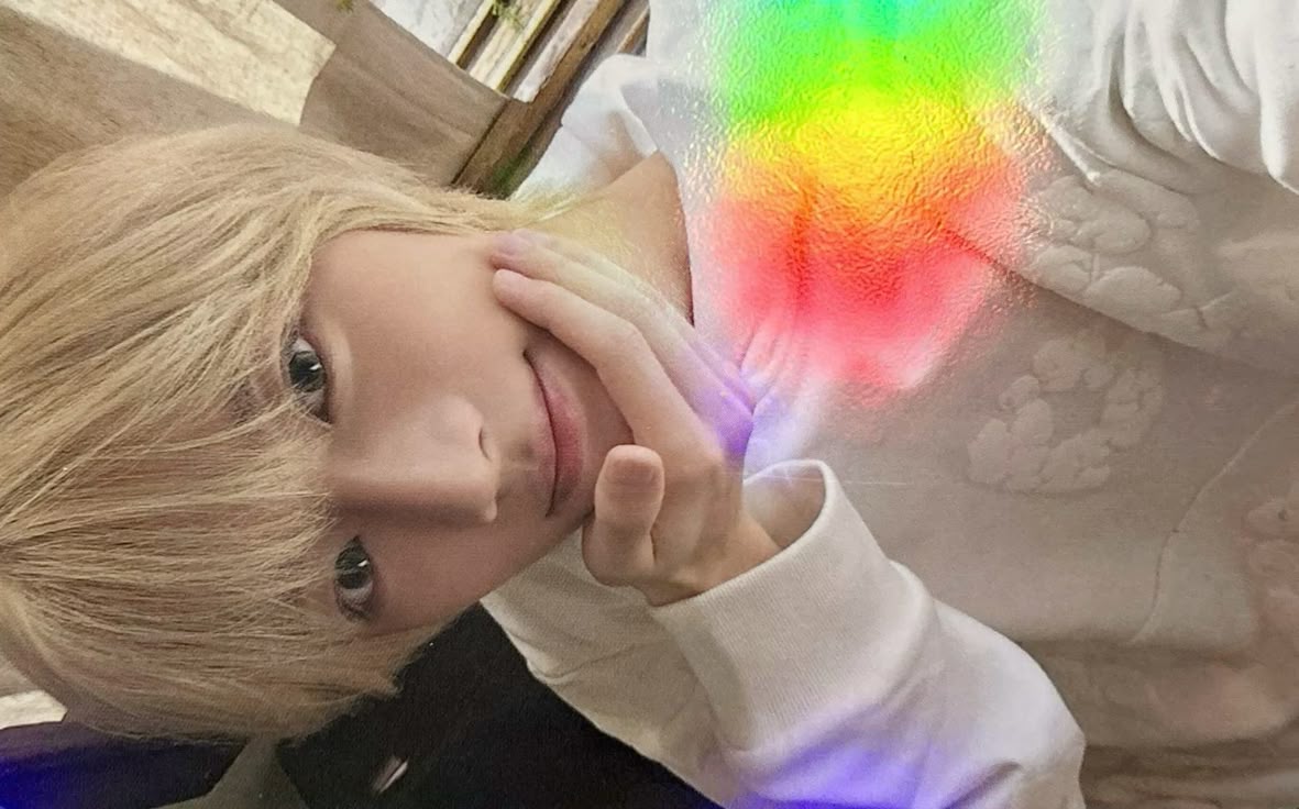 ghostingsoobin's tweet photo. this is one of the cutest poses beomgyu uses in his photocards i'm obsessed https://t.co/bwyDwL5vOG