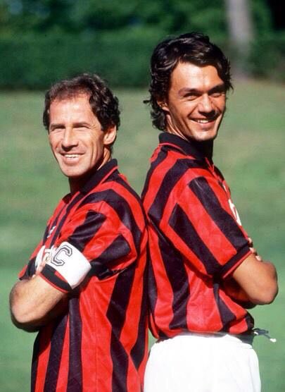 AC_MilanFR's tweet photo. Le magnifique hommage de l'autre capitaine éternel, Paolo Maldini, pour son capitaine : 

"Salut Franco,

Aujourd’hui, je ressens la même sensation que lorsque, pour une raison quelconque, tu ne pouvais pas entrer sur le terrain à nos côtés : comment allons-nous faire sans notre Capitaine ?

Tu m’as appris à me battre jusqu’à mon dernier souffle, ce que signifient l’attachement au maillot et la valeur d’être un véritable leader. Tu l’as fait par l’exemple, chaque jour : peu de paroles, mais énormément d’actes.

Tu m’as protégé quand j’étais enfant, tu m’as guidé quand j’étais adolescent et tu m’as inspiré une fois devenu homme. Tu es le plus grand joueur avec lequel j’ai jamais eu l’honneur de jouer.

J'envoie tout mon affection à toute ta famille, en particulier à ton épouse Maura et à tes enfants, Edoardo et Giannandrea.

Tu vas nous manquer, Capitaine. Mais la lumière de ton étoile continuera de nous accompagner pour toujours. ❤️🖤"

La petite poussière dans l'œil 🥺