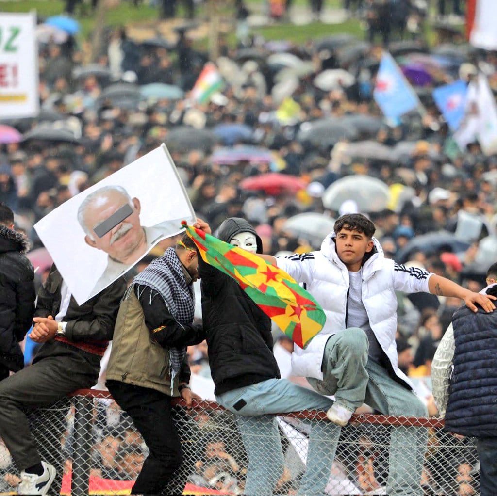 pblhaber's tweet photo. 21 Mart Nevruz kutlamalarında çekilen bir kare, sosyal medyada yeniden gündem oldu. https://t.co/oh5janE2pL