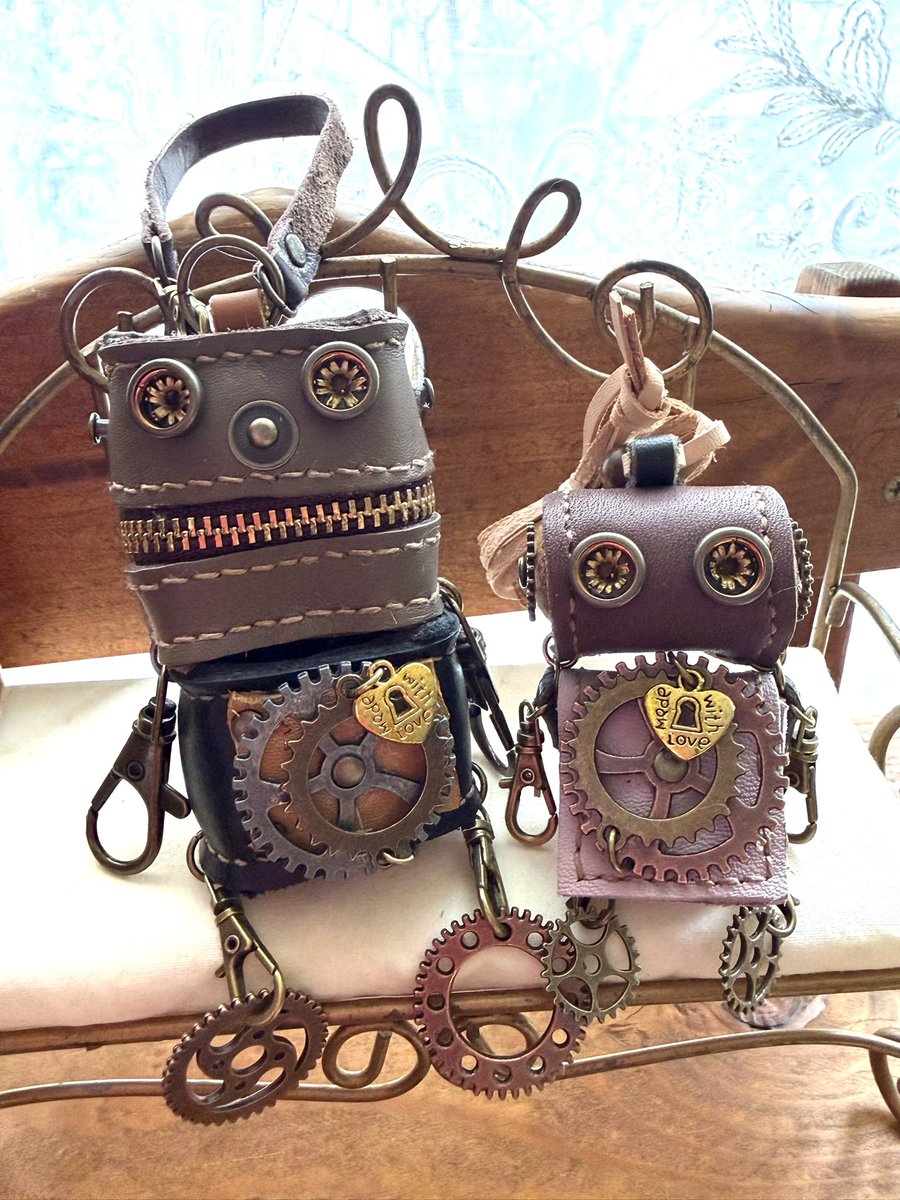 maro481's tweet photo. 明日から2日間コンベックス岡山での
瀬戸内ハンドメイドマルシェに出展します
お時間ある方、ぜひぜひ遊びに来て下さい😊　#革ミニチュア　#革アクセサリー　#革ロボット　#レザークラフト　#瀬戸内ハンドメイドマルシェ https://t.co/FJTr4BZhlm