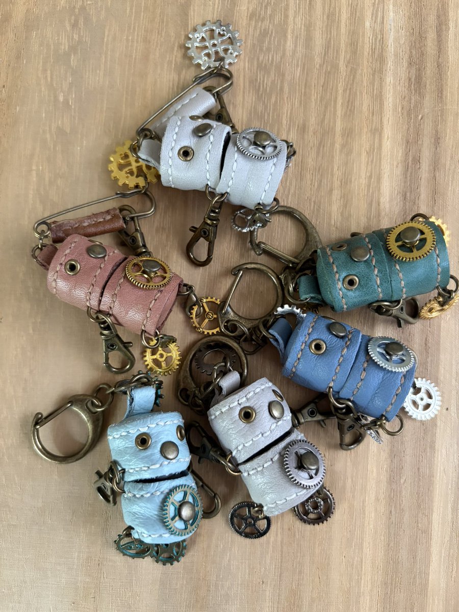 maro481's tweet photo. 明日から2日間コンベックス岡山での
瀬戸内ハンドメイドマルシェに出展します
お時間ある方、ぜひぜひ遊びに来て下さい😊　#革ミニチュア　#革アクセサリー　#革ロボット　#レザークラフト　#瀬戸内ハンドメイドマルシェ https://t.co/FJTr4BZhlm
