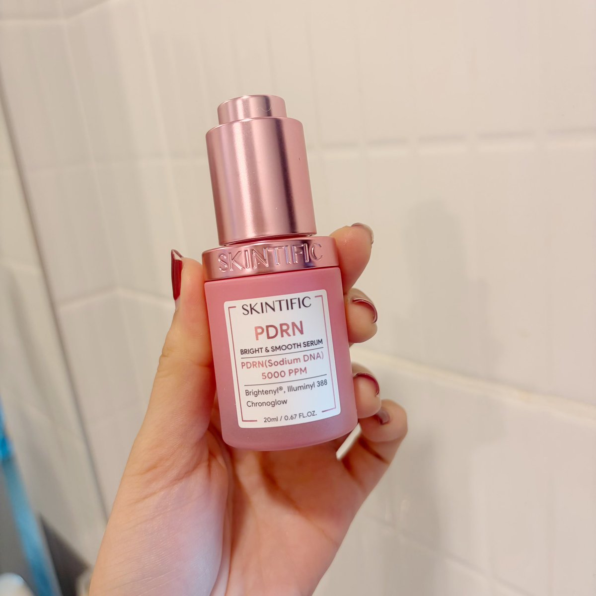 BBEZNZ's tweet photo. ลองใช้ @SkintificTH PDRN Serum ต่อเนื่องแล้วรู้สึกว่าผิวดูอิ่มน้ำขึ้นจริงๆอะ รอยสิวยังไม่ได้หายหมด แต่ผิวดูละเอียดขึ้นมากกก เวลาแต่งหน้าคือให้ฟีลผิวสวยกว่าเดิมแบบสังเกตได้ชัด 🫶🏻
นี่ไม่ได้เป็นคนผิวดีอยู่แล้วเลยรู้สึกว่าตัวนี้ช่วยเรื่อง ผิวดูโทรมน้อยลงมากกว่า พอตื่นเช้ามาหน้าไม่แห้ง ไม่หมองเหมือนช่วงก่อนใช้ ละกลิ่นหอมอ่อนๆ คือถูกต้องมาก!💖