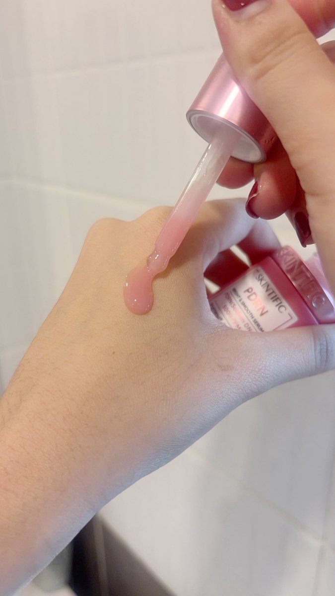 BBEZNZ's tweet photo. ลองใช้ @SkintificTH PDRN Serum ต่อเนื่องแล้วรู้สึกว่าผิวดูอิ่มน้ำขึ้นจริงๆอะ รอยสิวยังไม่ได้หายหมด แต่ผิวดูละเอียดขึ้นมากกก เวลาแต่งหน้าคือให้ฟีลผิวสวยกว่าเดิมแบบสังเกตได้ชัด 🫶🏻
นี่ไม่ได้เป็นคนผิวดีอยู่แล้วเลยรู้สึกว่าตัวนี้ช่วยเรื่อง ผิวดูโทรมน้อยลงมากกว่า พอตื่นเช้ามาหน้าไม่แห้ง ไม่หมองเหมือนช่วงก่อนใช้ ละกลิ่นหอมอ่อนๆ คือถูกต้องมาก!💖