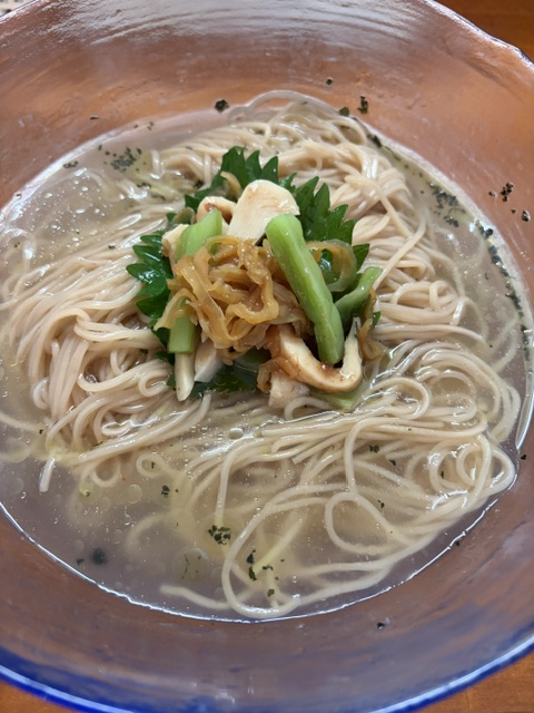 ramentetsushi's tweet photo. お世話になりますラーメン哲史です。本日「梅切り冷掛け2026」「馬スジ肉入り醤油つけ麺」「豚カルビ醤油馬鹿つけ麺」「和風白湯つけ麺」「シマチョウ中華そば」あります。「盛り」の麺、出汁持ち帰りたくさん用意してます。よろしくお願いします。 https://t.co/2u1shNO5gu