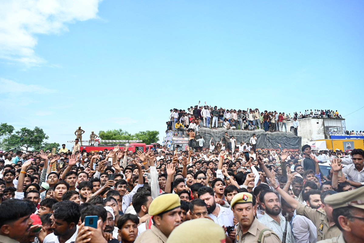 yadavakhilesh's tweet photo. बदायूं में उमड़ा जन समर्थन का महासैलाब बता रहा है
अब नई सोच की नई क़लम से इतिहास रचा जा रहा है

हमारे सभी बड़े हमें जो ’समाजवादी सिद्धांत’ सिखाकर गये हैं, हम उन्हें ‘सामाजिक न्याय का राज’ लाने के अपने संकल्प तक लेकर जाएंगे, हर भेदभाव मिटाएँगे, हर ‘पीड़ित, दुखी, अपमानित’ को बराबर मौक़े दिलवाएँगे, सबकी तरक़्क़ी और ख़ुशहाली के रास्ते बनाकर अपने प्यार भरे देश को, सौहार्द की बुनियाद पर ‘बंधु राष्ट्र’ बनाएंगे। 

#PDA
#बंधुराष्ट्र
#सामाजिक_न्याय_का_राज