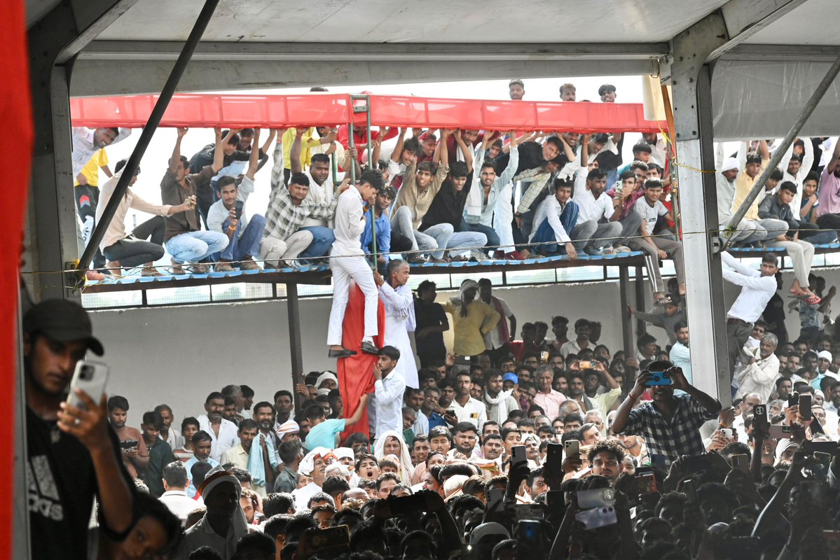 yadavakhilesh's tweet photo. बदायूं में उमड़ा जन समर्थन का महासैलाब बता रहा है
अब नई सोच की नई क़लम से इतिहास रचा जा रहा है

हमारे सभी बड़े हमें जो ’समाजवादी सिद्धांत’ सिखाकर गये हैं, हम उन्हें ‘सामाजिक न्याय का राज’ लाने के अपने संकल्प तक लेकर जाएंगे, हर भेदभाव मिटाएँगे, हर ‘पीड़ित, दुखी, अपमानित’ को बराबर मौक़े दिलवाएँगे, सबकी तरक़्क़ी और ख़ुशहाली के रास्ते बनाकर अपने प्यार भरे देश को, सौहार्द की बुनियाद पर ‘बंधु राष्ट्र’ बनाएंगे। 

#PDA
#बंधुराष्ट्र
#सामाजिक_न्याय_का_राज
